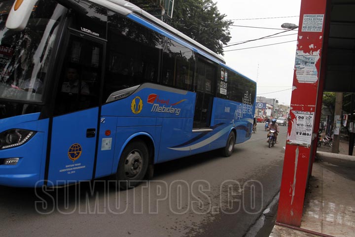Sutan Siregar/SUMUT POS  Bus trans Medan, Binjai dan Deliserdang (Mebidang) melintas disamping halte Jalan Gatot Subroto Medan