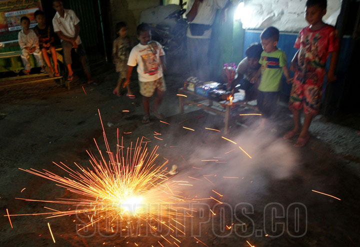 SUTAN SIREGAR/SUMUT POS Sejumlah bocah bermain kembang api di permukiman padat penduduk di Jalan Kejaksaan Medan, Senin (5/8).  Bermain kembang api dipermukiman padat penduduk adalah hal yang membahayakan karena permainan tersebut mengeluarkan percikan ap