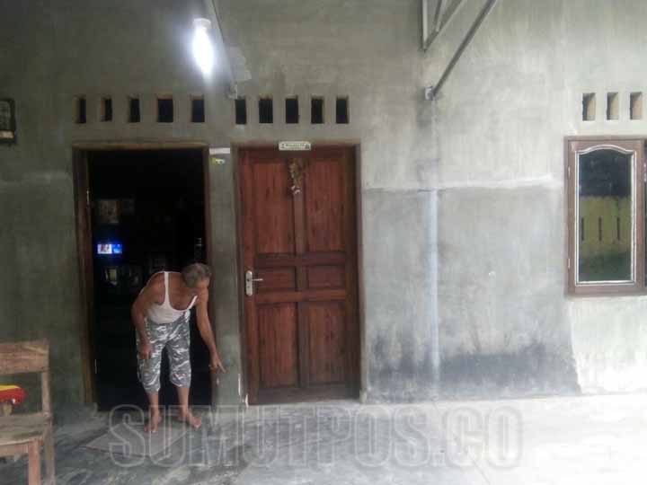 Foto: Fachril/Sumut Pos Batu Songkal Purba menunjukkan lokasi rumah yang dilempari molotov oleh orang tak dikenal, Jumat (18/5).