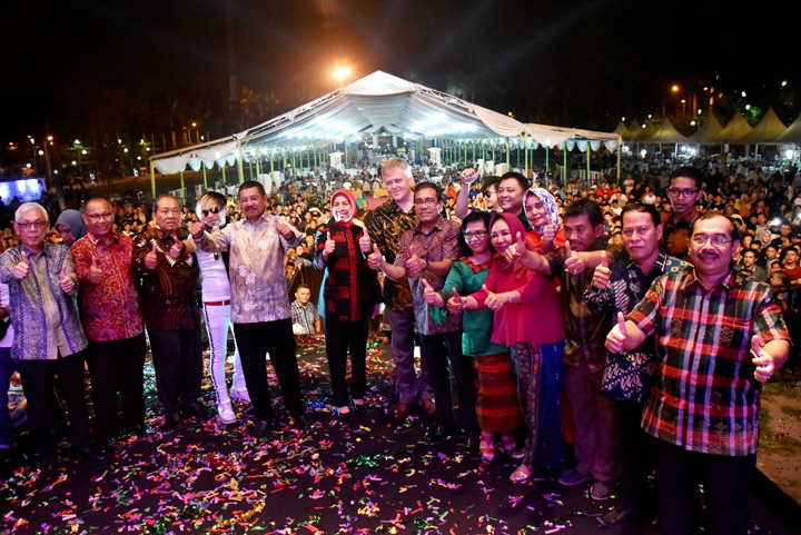 Gubernur Sumatera Utara Dr. Ir. H. Tengku Erry Nuradi didampingi Wakil Gubernur Sumatera Utara Dr. Nurhajizah MArpaung SH. MH menghadiri kegiatan A Tribute Tengku Erry Nuradi di Lapangan Merdeka Medan, Sabtu (5/5). (IST)
