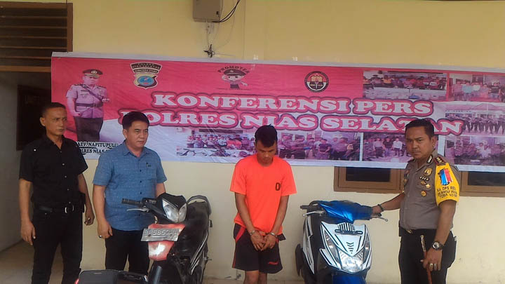 Kapolres Nias Selatan AKBP Faisal F Napitupulu SIK MH (kanan) menginterogasi tersangka yang kerap mencuri sepeda motor di Kabupaten Nias Selatan.