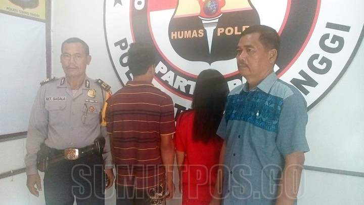 Foto: Sopian/Sumut Pos APIT: Kasubbag Humas Polres Tebingtinggi AKP MT Sagala didampingi Kanit Narkoba Iptu W Silitonga mengapit dua tersangka kepemilikan sabu.