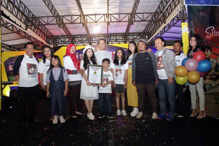 Calon Wakil Gubernur Sumatera Utara Musa Rajekshah saat menghadiri acara peluncuran film berjudul Selembar Itu Berarti, di Merdeka Walk, Jalan Balai Kota, Medan, Sabtu (19/5).