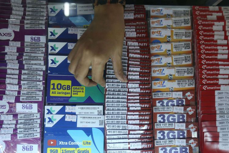 Foto: Andreas Lukas Altobeli/kps  Seorang pedagang terlihat sedang memilih SIM card di gerai miliknya di kawasan Bumi Serpong Damai, Tangerang, Banten, Selasa (7/11/2017). Pemerintah mewajibkan registrasi ulang SIM card bagi para pengguna telepon seluler