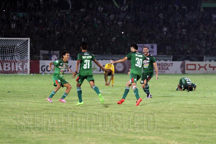 Foto: Sutan Siregar/Sumut Pos Pemain PSMS Medan melakukan selebrasi usai Dilshod mencetak gol ke gawang Sriwijaya FC dalam lanjutan liga 1 di Stadion Teladan Medan, Jumat (18/5) Psms berhasil mengalahkan Sriwijaya FC dengan skor 1 - 0, Dan gol di cetak ol