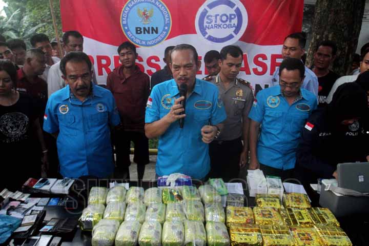 SUTAN SIREGA/SUMUT POS PAPARAN_Deputi pemberantasan narkoba BNN Arman depari (kedua kiri) menunjukan baran bukti saat gelar kasus di Jalan Tritura Medan, Selasa (20/3) Petugas BNN berhasil mengamankan 4 orang tersangka dan 30kg narkoba jenis sabu.