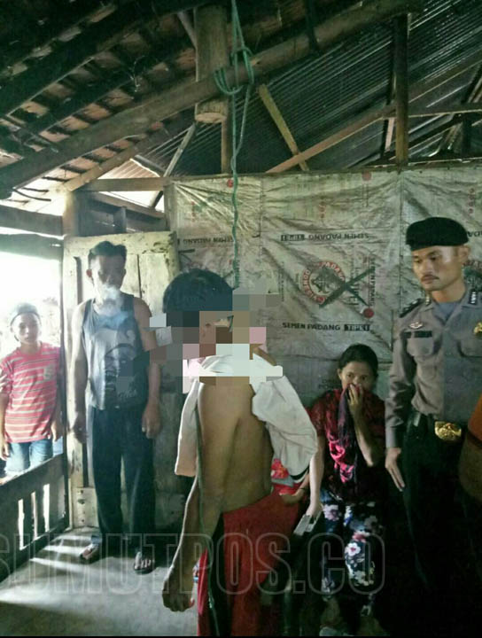 Foto: Famo/Sumut Pos Petugas Polsek Sirombu saat melakukan olah TKP serta menurunkan jasad korban usai gantung diri.