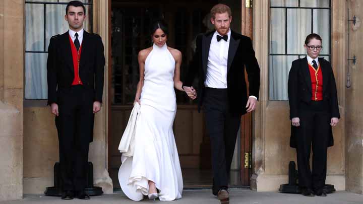 Pangeran Harry dan Meghan Markle meninggalkan Kapel St George di Kastil Windsor setelah pemberkatan pernikahan di Windsor, Inggris, Sabtu (19/5/2018).