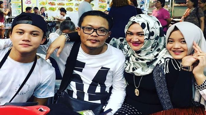 Sule bersama keluarga.