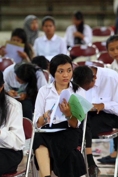 SUTAN SIREGAR/SUMUT POS UJIAN_Sejumlah peserta mengerjakan soal ujian Seleksi Bersama Masuk Perguruan Tinggi Negeri (SBMPTN) 2017 di ruang Serba Guna Universitas Negeri Medan (Unimed), Sumatera Utara, Selasa (16/5/). Sebanyak 58.691 peserta mengikuti SBMP