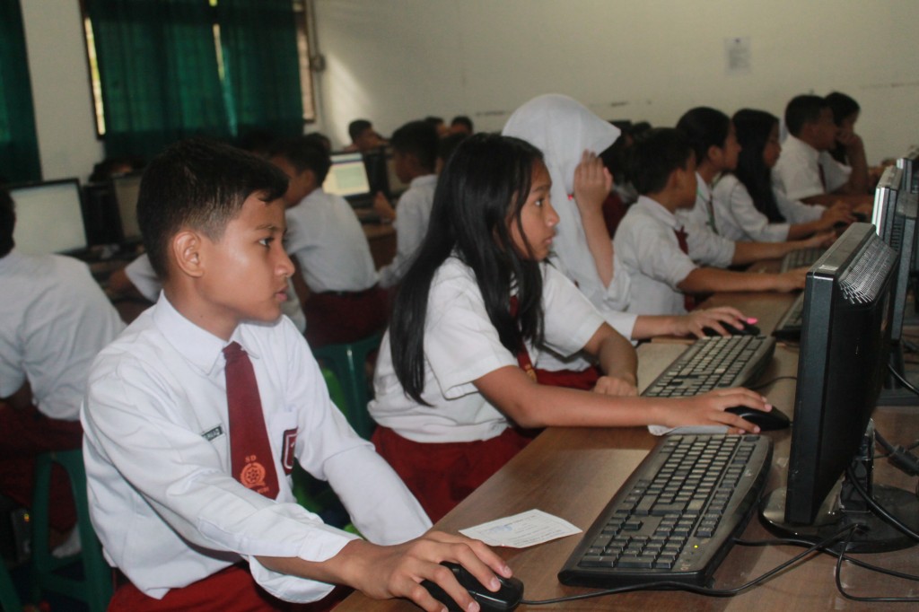 Ujian akhir berbasis komputer bagi siswa SD.