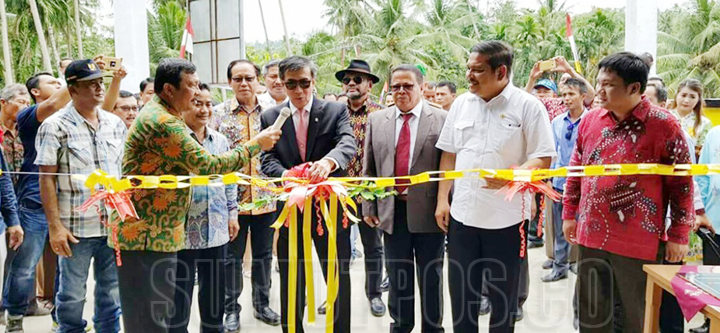 Foto: Famo/SUMUT POS  PERESMIAN: Menkumham RI Yasonna H Laoli disaksikan Bupati Nias Barat Fahudusi dan Senator DPD RI Parlindugan Purba menggunting pita tanda diresmikannya Jembatan Lahomi, Kamis (10/5).
