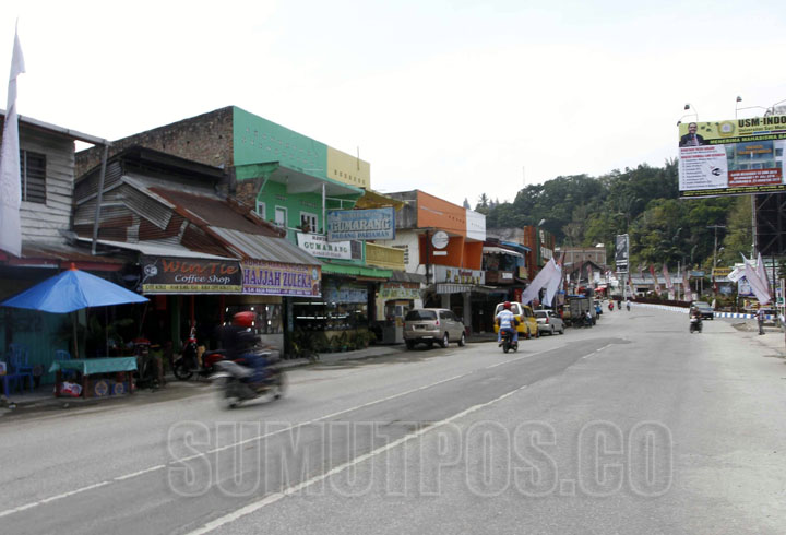 Foto: Triadi Wibowo/Sumut Kenderaan melintas di depan rumah makan jalan Sisingamangaraja Parapat, Simalungun (31/7)