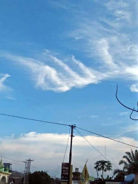 Awan putih berbentuk tulisan lafaz Allah.