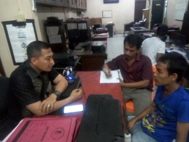 Keterangan foto : Kapolsek Percut Sei Tuan Kompol Faidil Zikri S.H, S.I.K., (kemeja hitam) didampingi penyidik Reskrim Bripka I. Manullang (kemeja maron) mengintrogasi pelaku (kaos biru) di ruangan penyidik Polsek Percut Sei Tuan, Kamis (17/5).