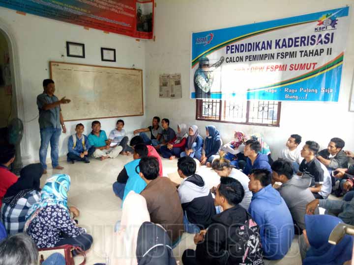 Foto: Parlindungan/Sumut Pos Ketua FSPMI Sumut, Willy Agus Utomo sedang memberi penjelasan.