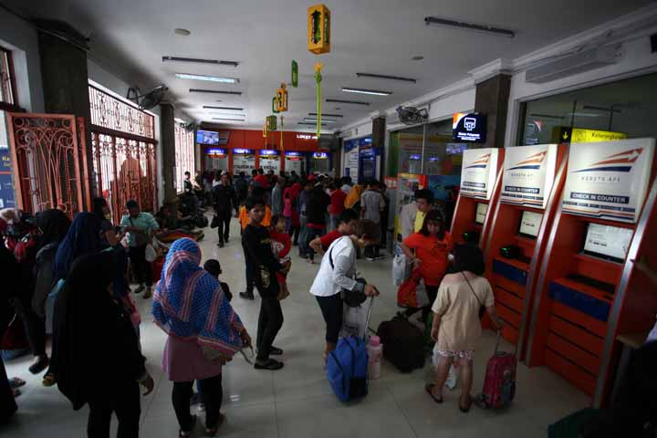 Foto: Sutan Siregar/Sumut Pos Para penumpang kereta api memadati Stasiun Besar Kereta Api Medan pada arus balik mudik lebaran, Rabu (20/6).