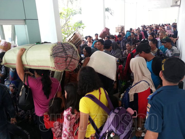 Foto: Fachril/Sumut Pos Para penumpang KM Kelud membeludak di Terminal Bandar Deli Pelabuhan Belawan, Minggu (24/6).