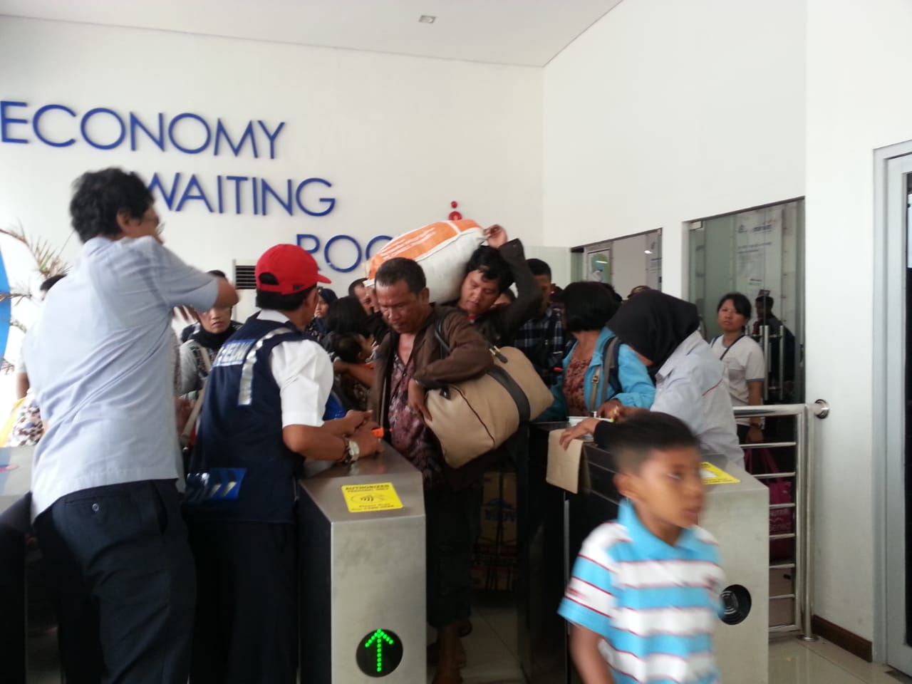 Foto: Fachril/Sumut Pos Arus balik Lebaran 2018 via KM Kelud dari Pelabuhan Belawan, Selasa (19/6) berlangsung tanpa berdesak-desakan.