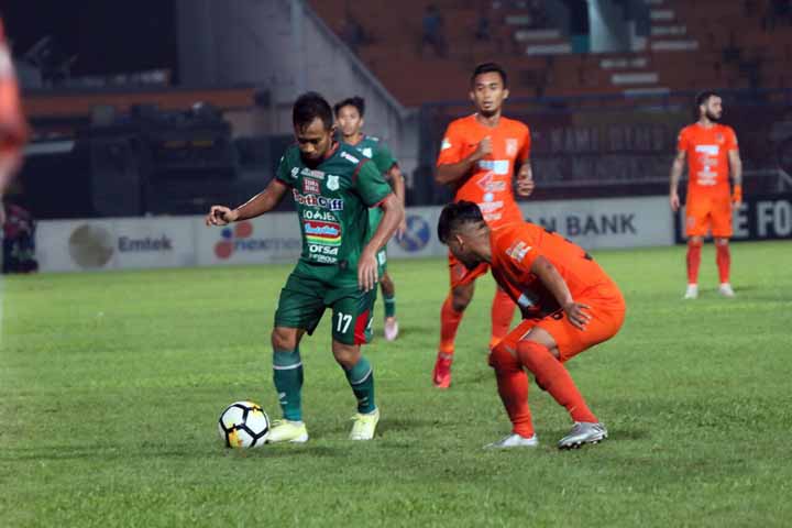Teks Foto: media officer PSMS For Sumut Pos  HADANG: Antoni Putro Nugroho dihadang pemain Borneo FC di Stadion Segiri, Samarinda, Jumat (1/6).
