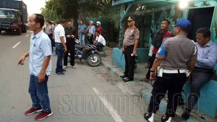 Foto: FACHRIL/SUMUT POS BERJAGA: Kapolsek Medan Labuhan, Kompol Hendris Tampubolon bersama beberapa anggota berjaga di pos IPK, Jumat (1/6).