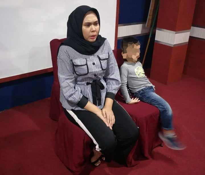 Maysarah Manaroisong bersama anaknya.