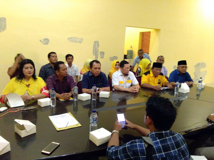 BERI KETERANGAN : Wakil Ketua Korbid Pemenangan Wilayah Sumatera DPP Partai Golkar, Ahmad Doli Kurnia Tanjung (baju putih) didampingi Sekretaris Golkar Sumut Irham Buana Nasution dan pengurus lainnya saat memberikan keterangan pers di Kantor Golkar Sumut,