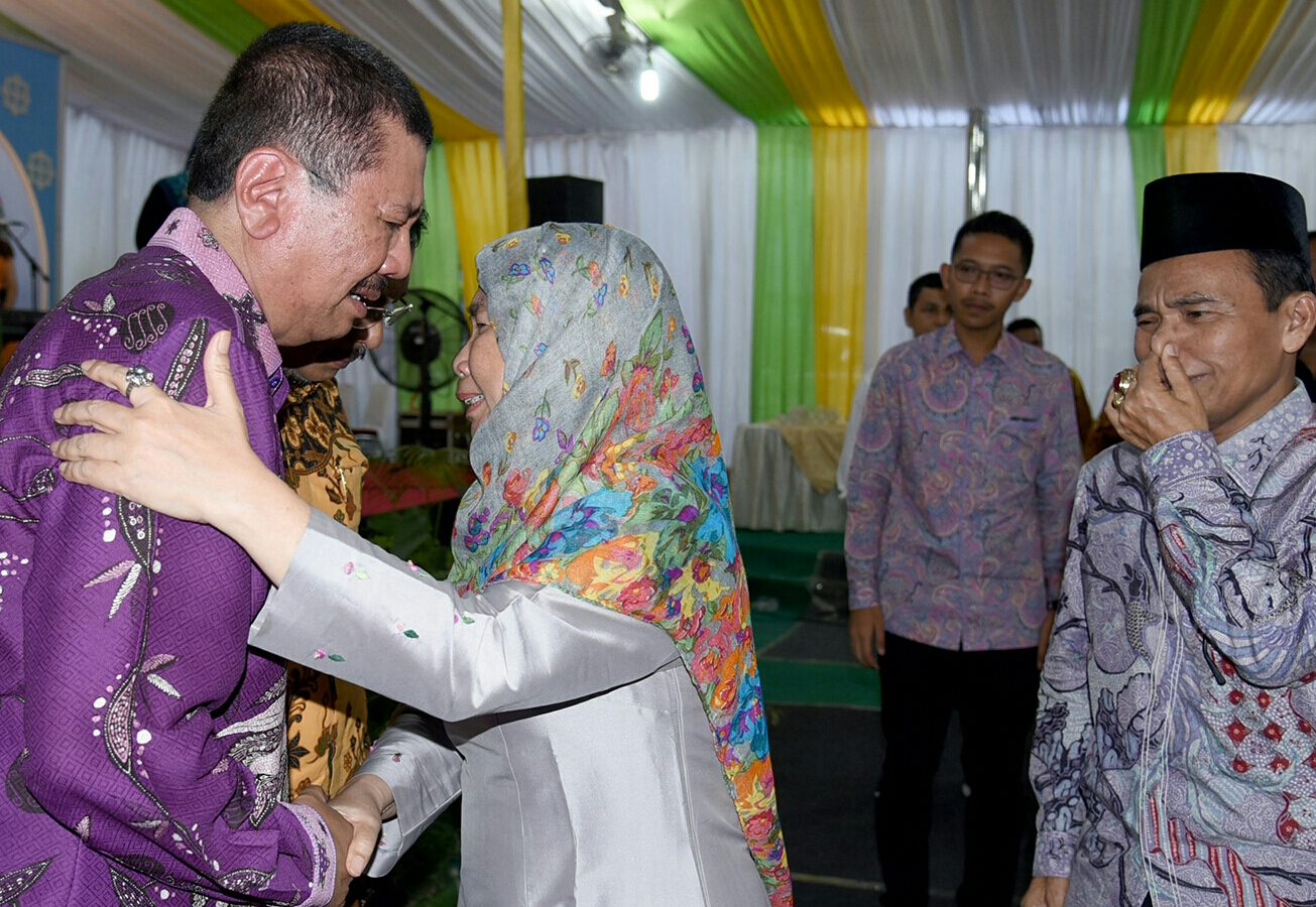 Foto: Humas Provsu  Gubsu Tengku Erry Nuradi, menangis saat menerima salam dari Sekdaprovsu Hj Sabtina, dalam acara silaturrahmi dan perpisahan dengan Masyarakat Sumatera Utara, di Kantor Gubsu Medan, Minggu (17/06/2018). Gubsu dan Wagubsu terakhir menjab