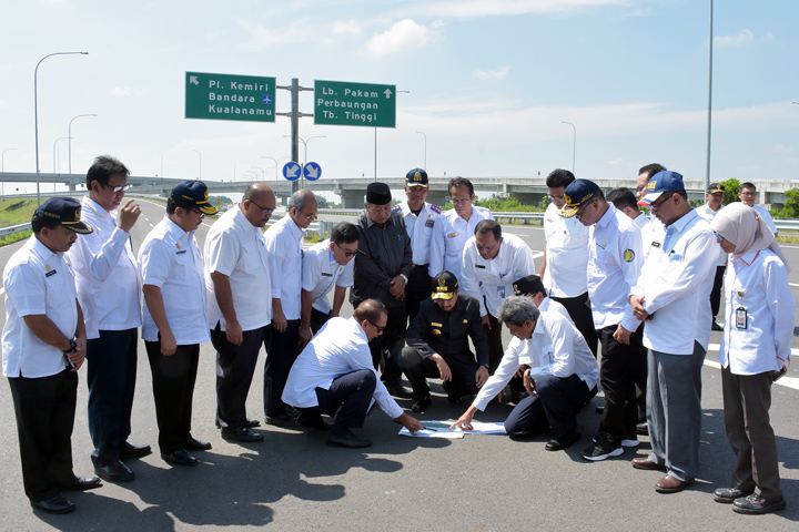 Gubernur Sumatera Utara, HT Erry Nuradi bersama rombongan saat meninjau ruas jalan tol Seksi 1 Tanjungmorawa-Parbarakan, Rabu (6/6).