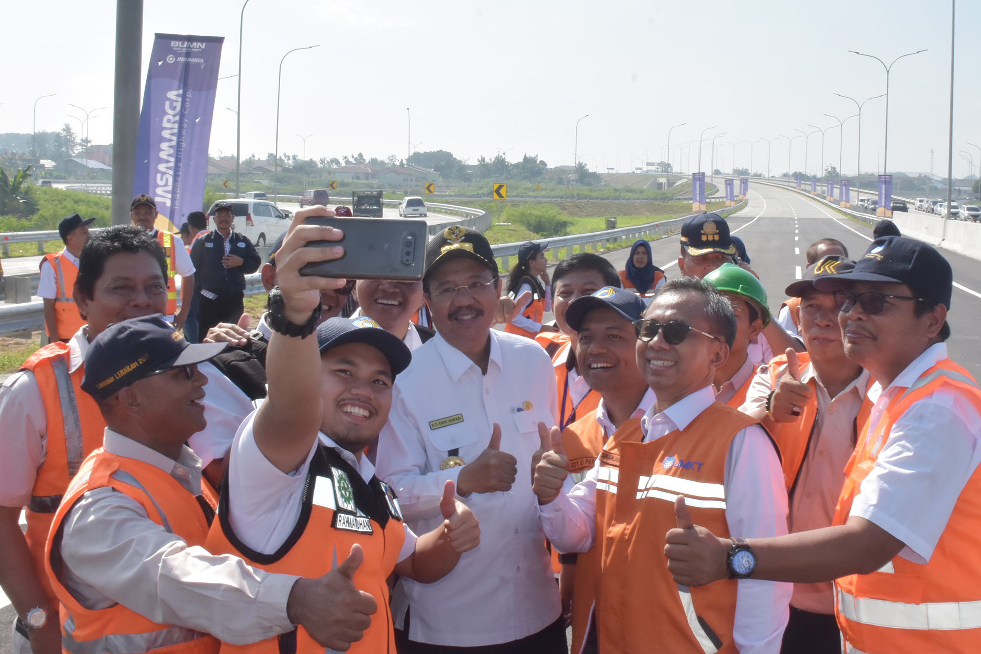 Foto: Istimewa Gubsu Dr. Ir. H. Tengku Erry Nuradi, M.Si didampingi Kepala Balai Besar Pelaksaan Jalan I Medan, Paul Ames Halomoan, Direktur Utama PT. Jasa Marga Kualanamo TOL, Agus Suharjanto, melakukan pengguntingan pita tanda diresmikannya penggunaan r
