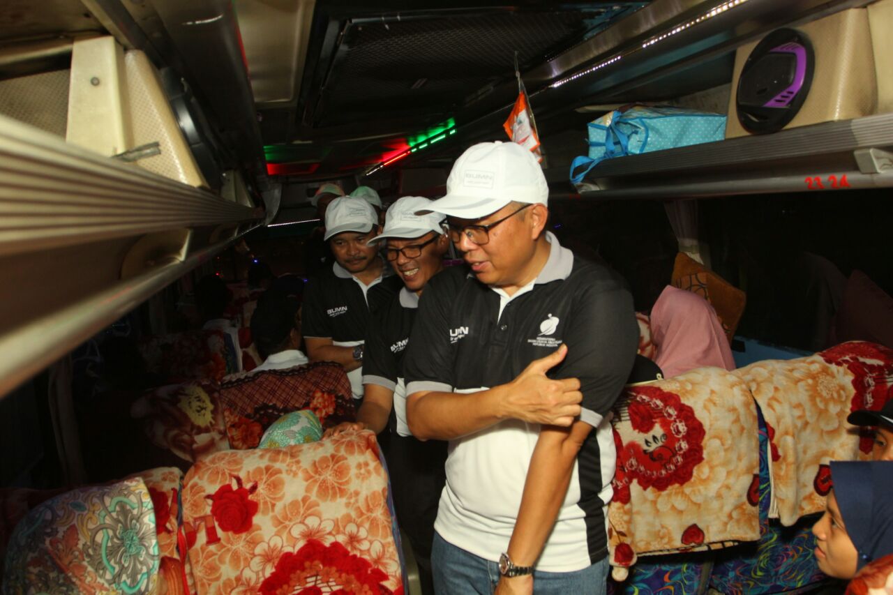 Foto: Triad Wibowo/Sumut Pos Plt Direktur Pelaksana PT Inalum, Oggy Acmad Kosasih berbincang dengan calon pemudik yang akan berangkat ke Banda Aceh, Selasa (12/6).