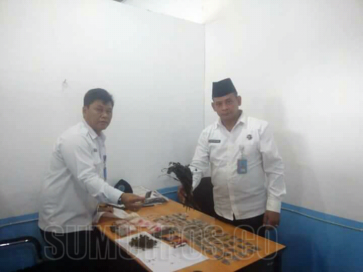 Foto: SOLIDEO/SUMUT POS BARANG BUKTI: Kepala BNNK Karo AKBP Hepy Karo-Karo, memperlihatkan barang bukti sabu dan ganja dari tangan tersangka FE alias Jepang.