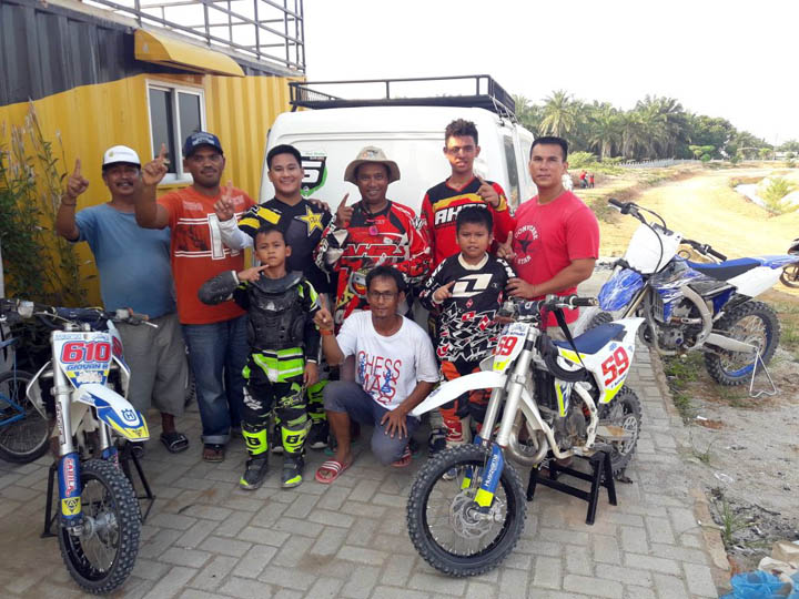 Kroser muda Sumut bersama Gatam Hatim usai coaching clinic di Sirkuit Jaharun Centre, Galang. (IST/Sumut Pos)