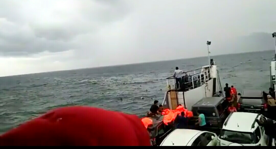 Kapal ferry jurusan Simanindo-Tigaras mendekati lokasi kapal tenggelam untuk menyelamatkan para penumpang yang bisa berenang di Danau Toba, Senin (18/6/2018).