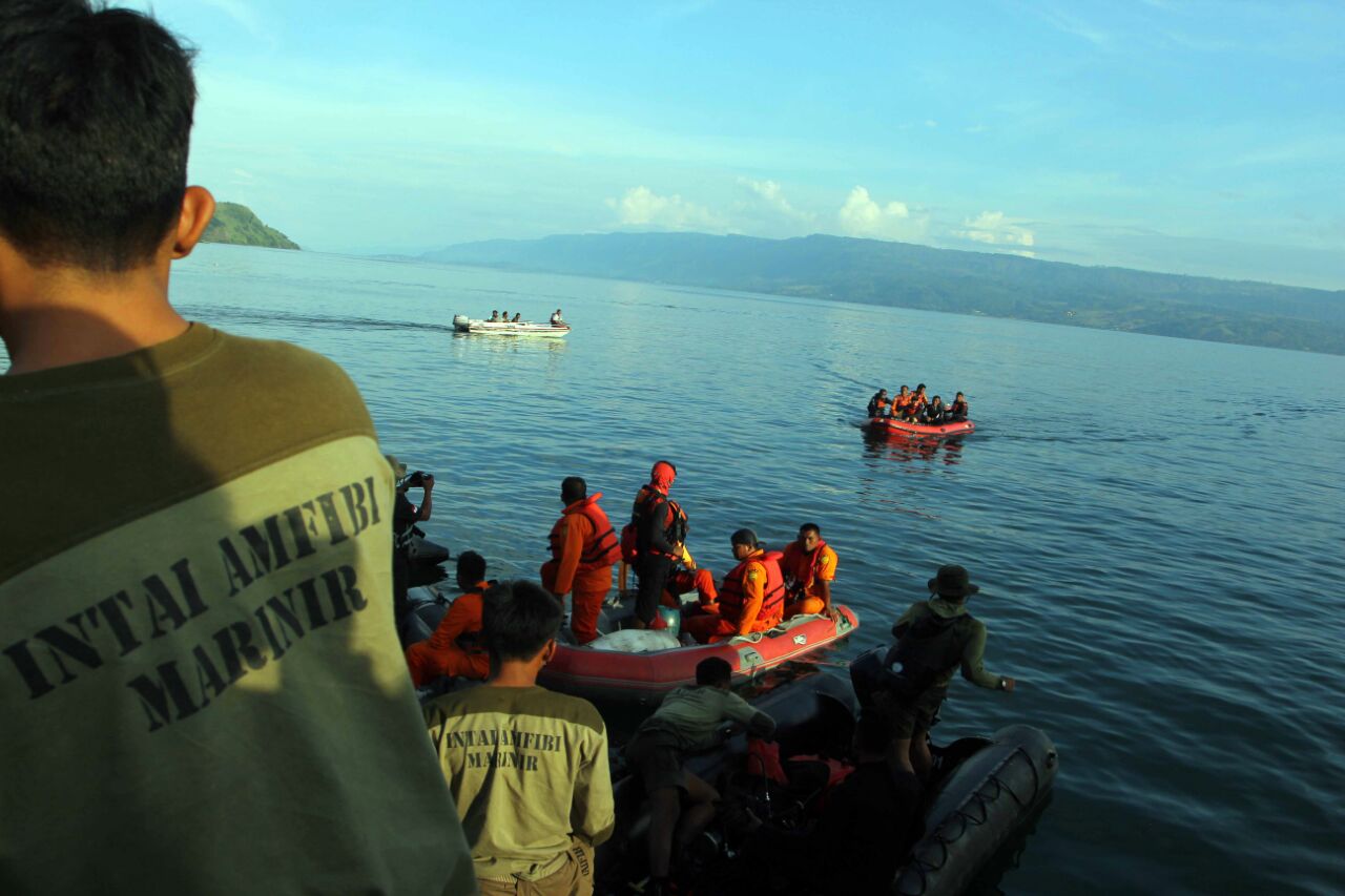 Foto: Triadi Wibowo/Sumut Pos Petugas Basarnas usai pencarian korban kapal Sinar Bangun yang tenggelam di perairan Danau Toba, di Dermaga Tigaras, Simalungun Kamis (21/6).