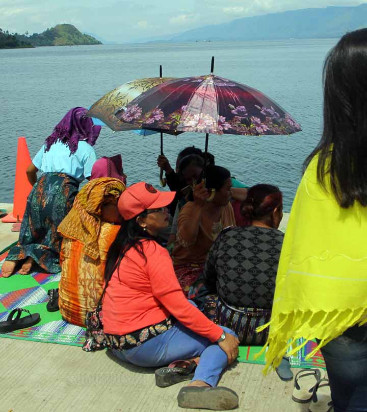Foto: Triadi/Sumut Pos Keluarga korban menunggu kabar di Dermaga Tiga Ras.