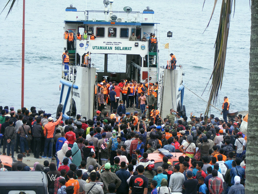 Foto: Edi Saragih/Metrosiantar Para Keluarga korban KM Sinar Bangun saat menunggu di  Pelabuhan Tigaras, Kabupaten Simalungun, Rabu (20/6).