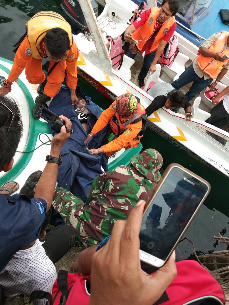 Tim SAR menemukan dua jenazah, diduga penumpang kapal tenggelam, Rabu (20/6/2018) sekira pukul 10.30 WIB.