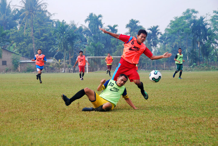 Para pemain Kwarta berlatih di Lapangan Pondok Rowo, Percutseituan.  Kwarta menjadi salah satu calon kontestan Liga 3.
