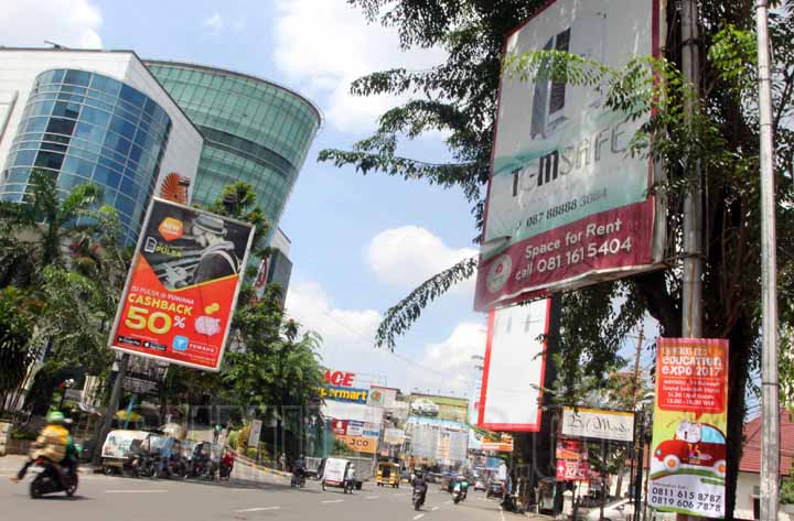 Triadi Wibowo/Sumut Pos Laul intas di depan Sun Plaza Jalan KH. Zainul Arifin Medan, Senin (20/2).