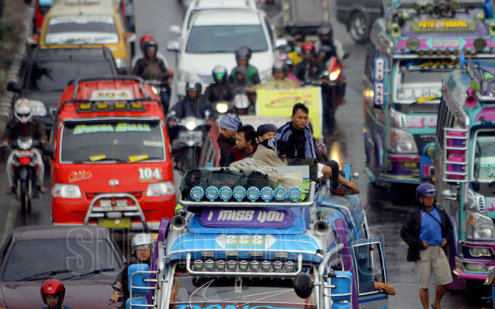 TRIADI WIBOWO/SUMUT POS Lalu lintas tampak padat dari lokasi wisata Berastagi di Jalan Jamin Ginting Medan, Minggu (5/4). Arus balik dari luar kota pada hari terakhir libur panjang perayaan paskah terlihat padat memasuki gerbang Kota Medan.Sebagian jalan