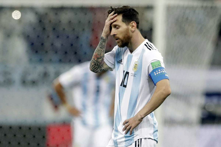 Lionel Messi tertunduk lesu usai Argentina dibantai Kroasia.