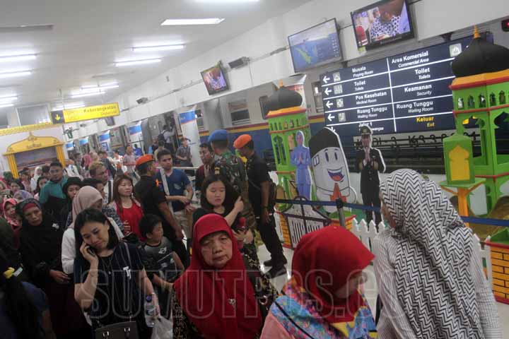 SUTAN SIREGAR/SUMUT POS       MUDIK_Calon penumpang menunggu kereta api yang akan berangkat dari Medan menuju TJ Balai di Stasiun Kereta Api Medan, Jumat (8/6)