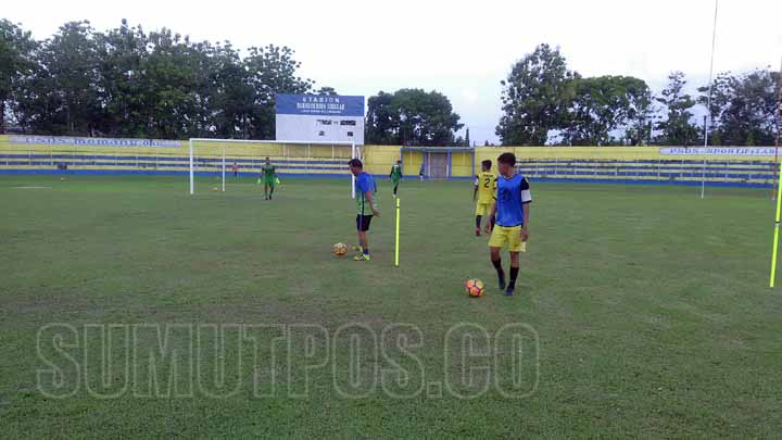Foto: Batara/Sumut Pos Skuad PSDS berlatih di Stadion Baharoeddin Siregar, Lubukpakam.