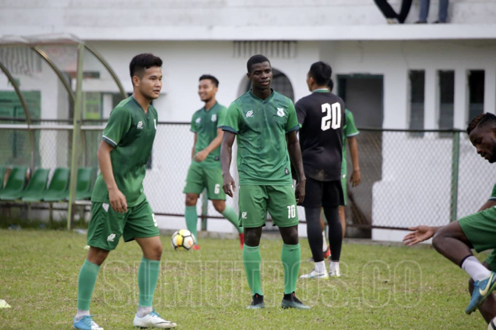 Foto: Doni Hermawan/Sumut Pos Patrick Asare mengikuti trial di Stadion Mini Kebun Bunga, Rabu (27/6).