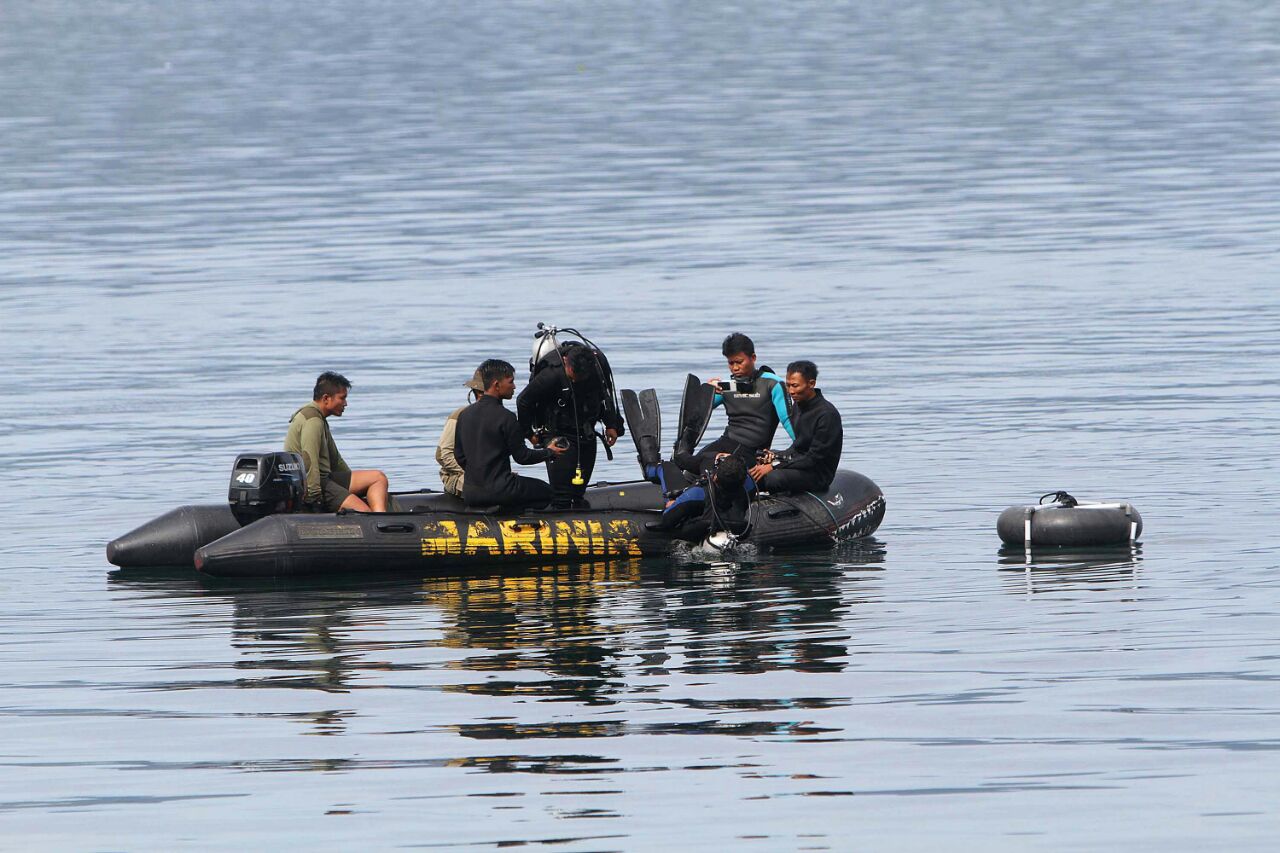 Foto: Triadi Wibowo/Sumut Pos Tim SAR Gabungan mencari posisi bangkai KM Sinar Bangun di Perairan Danau Toba, Minggu (24/6).