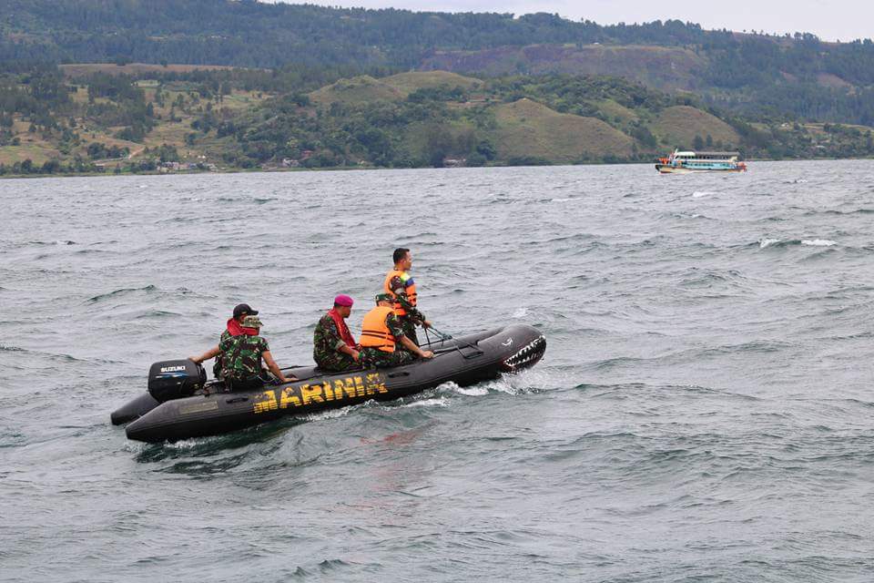 Tim SAR melakukan  pencarian korban maupun bangkai kapal KM Sinar Bangun di perairan Danau Toba Simanindo-Tigaras, Selasa (19/6).
