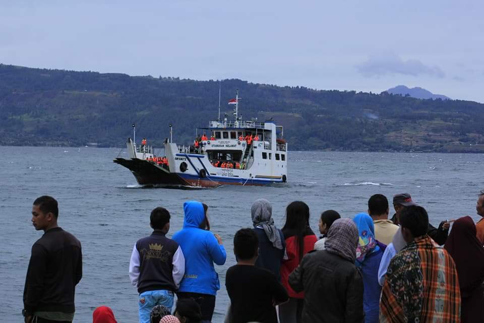 Foto: Fb Dhev Bakkara Tim SAR yang mencari korban KM Sinar Bangun yang tenggelam di Danau Toba melibatkan 350 personil, menggunakan speedboat dan kapal-kapal penumpang, Selasa (19/6).