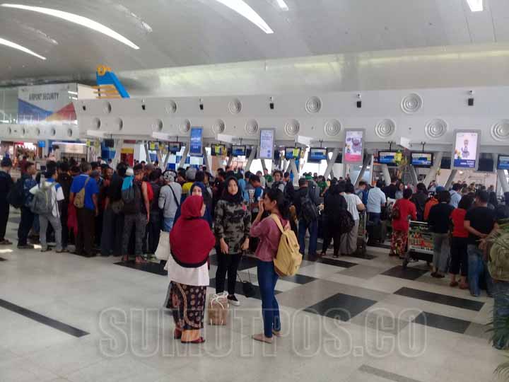Foto: Batara/Sumut Pos Penumpang memadati Bandara KNIA.