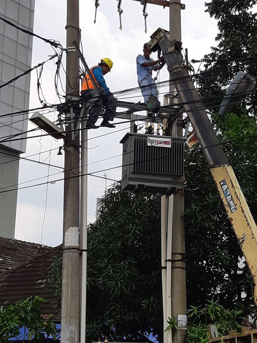 Petugas teknisi PLN Area Medan mengecek trafo untuk kesiapan pasokan  listrik jelang Idul Fitri.